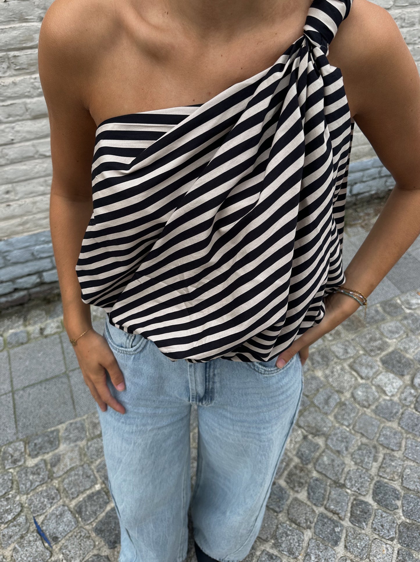 One shoulder top black/white