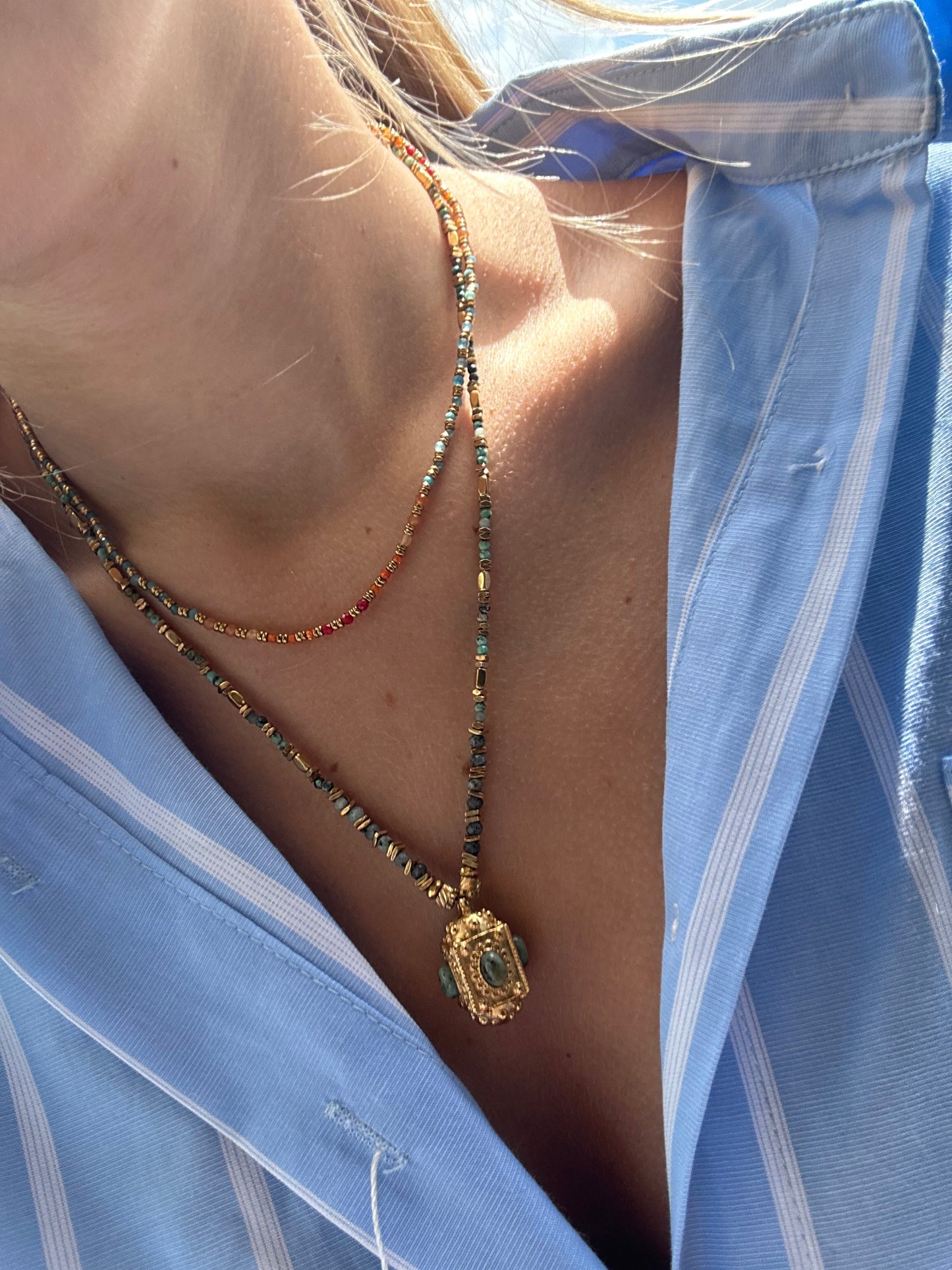 Blue-orange pearl necklace