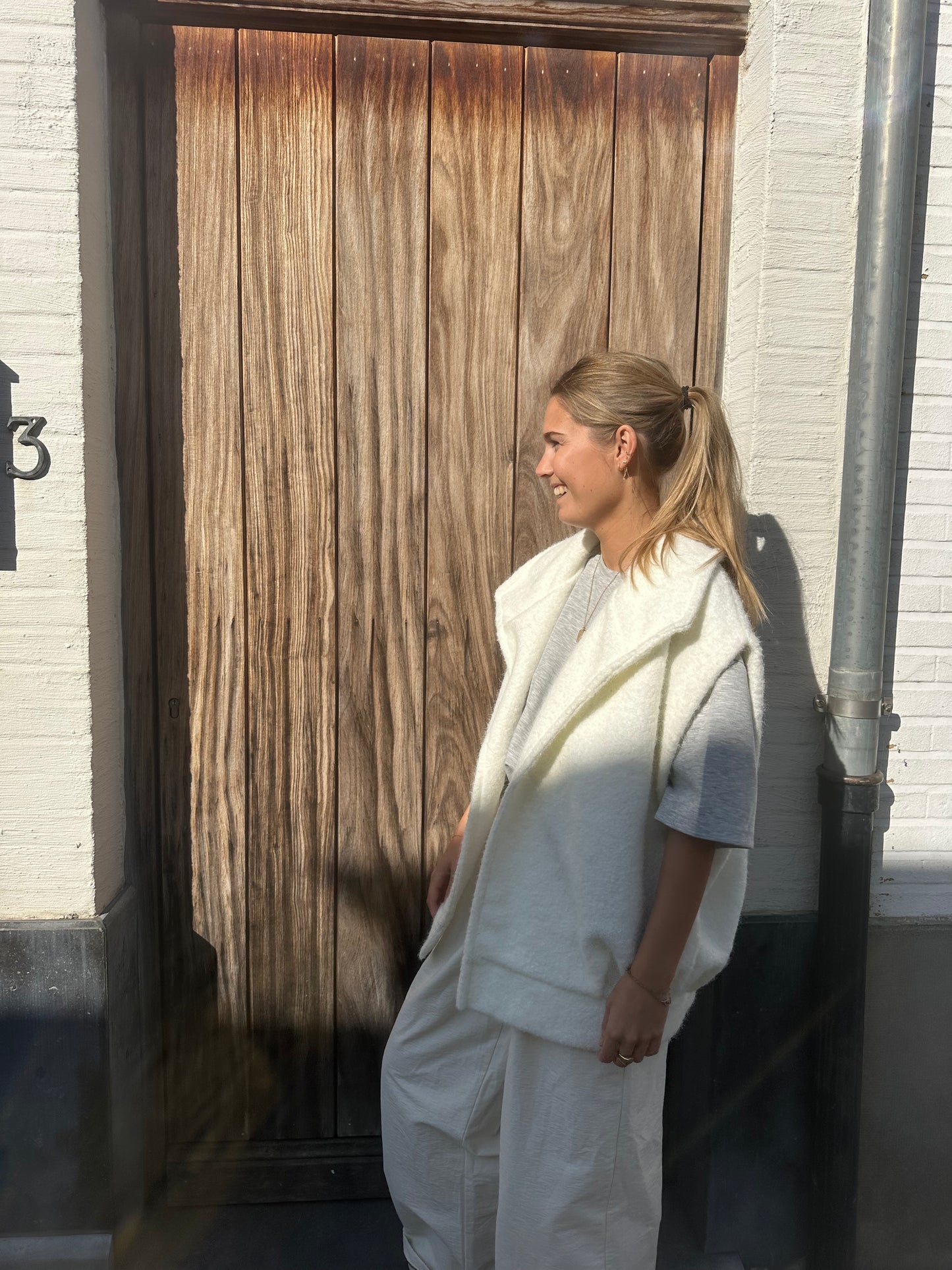 Open sleeveless jacket - White