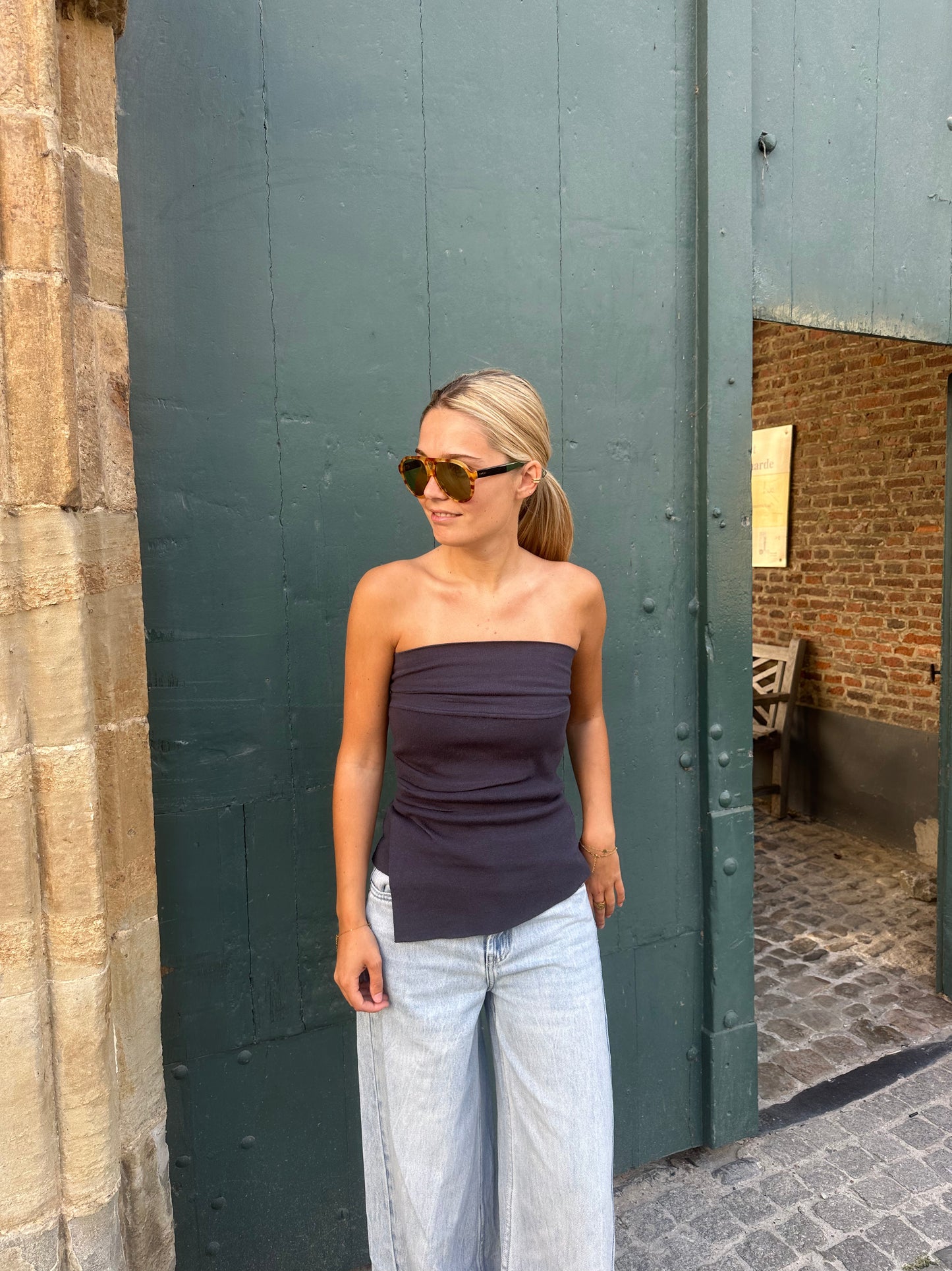 Sleeveless strapless top