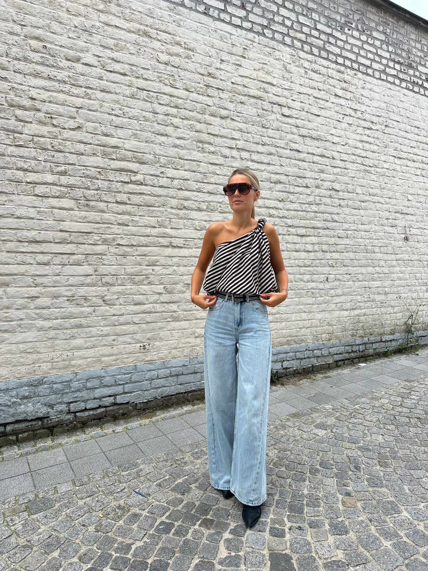 One shoulder top black/white