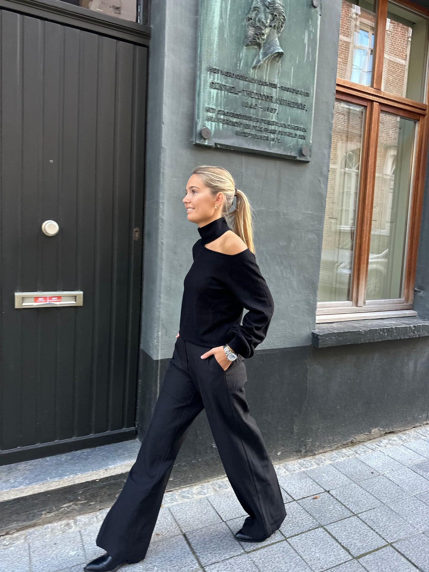 Cut-out pull - black