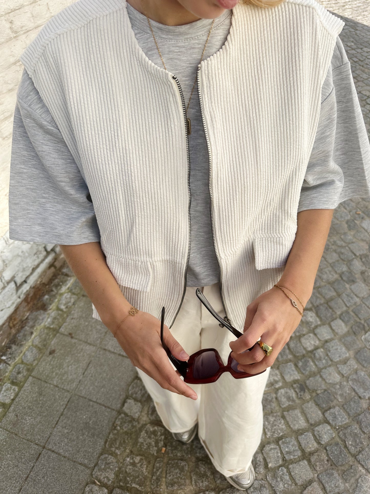 Velvet sleeveless jacket - Ecru