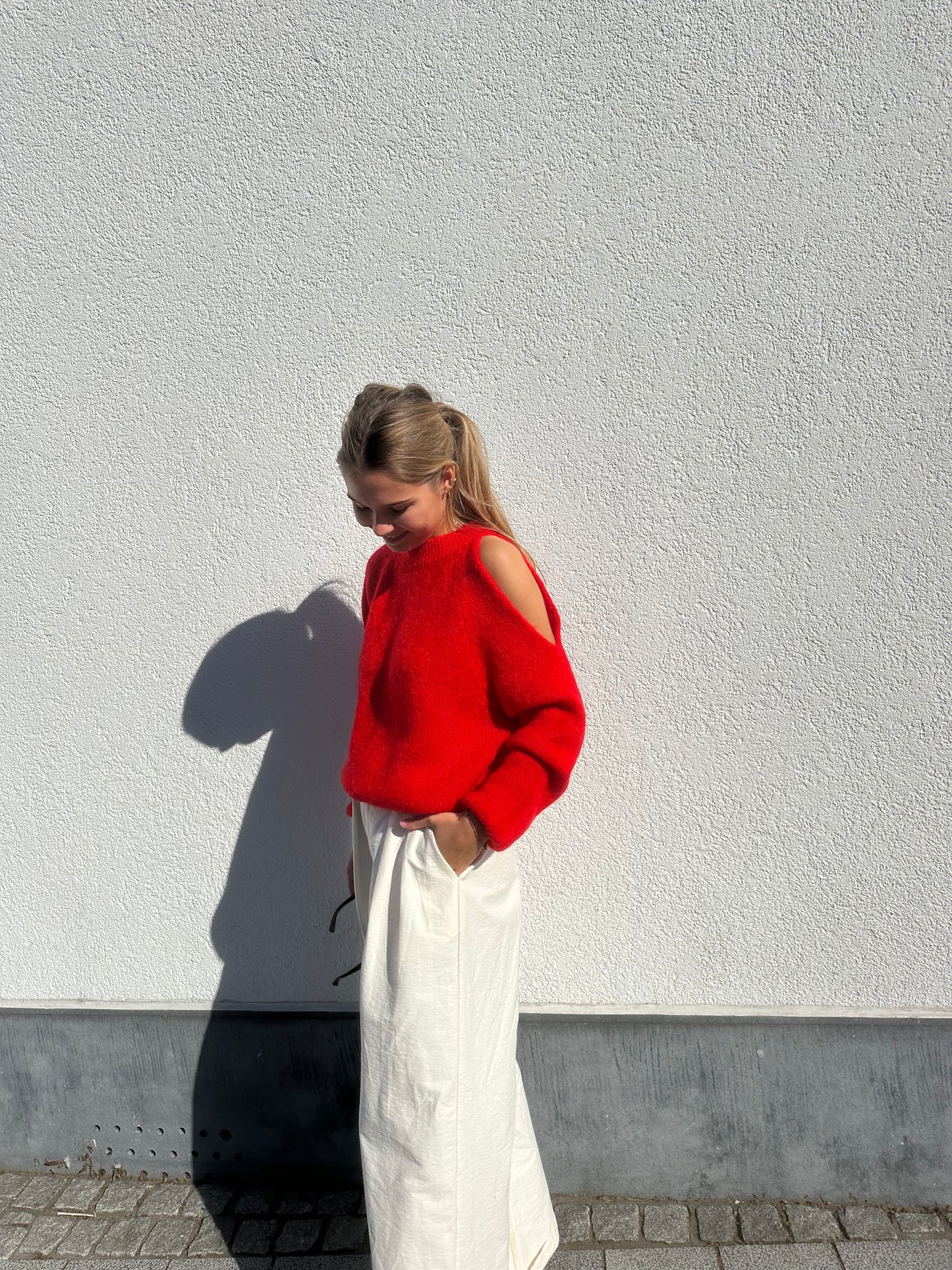 Sweater with open shoulder - red