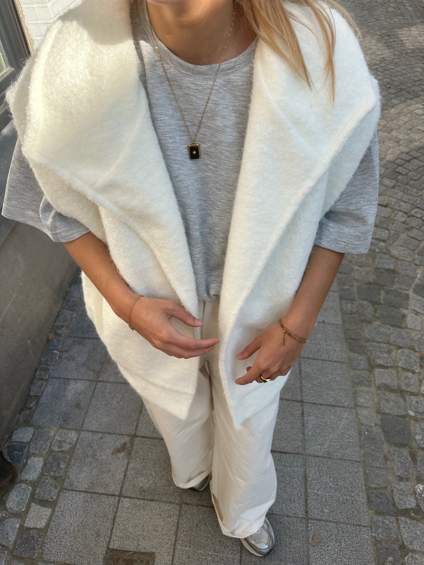 Open sleeveless jacket - White