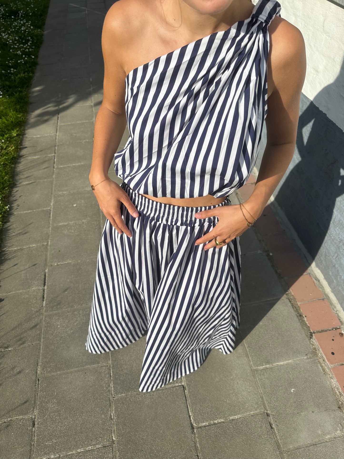 Asymmetrical top and long waisted skirt (Ensemble)