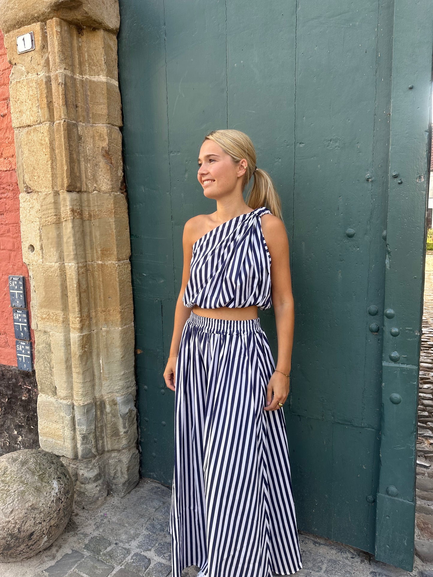 Asymmetrical top and long waisted skirt (Ensemble)