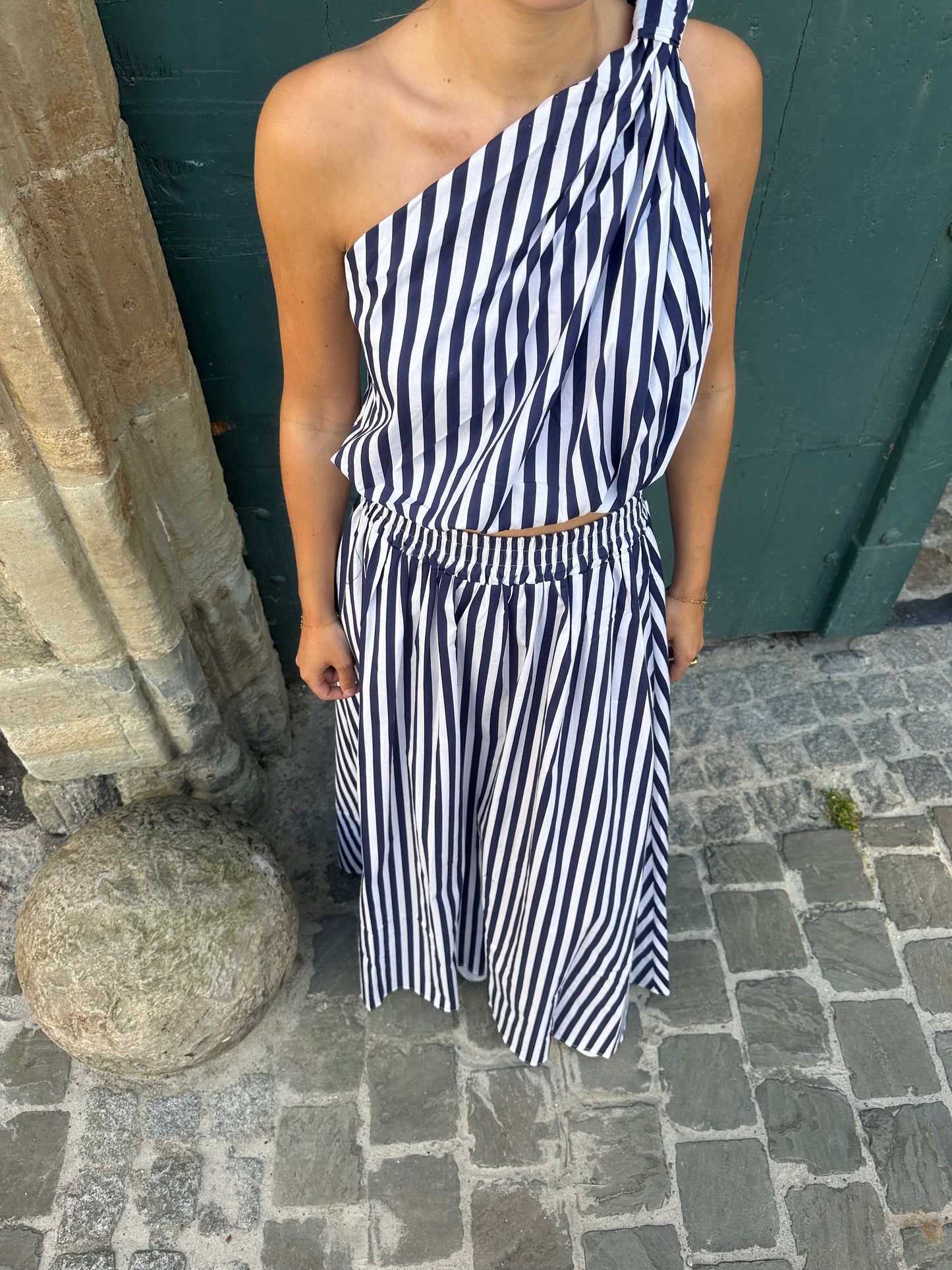 Asymmetrical top and long waisted skirt (Ensemble)