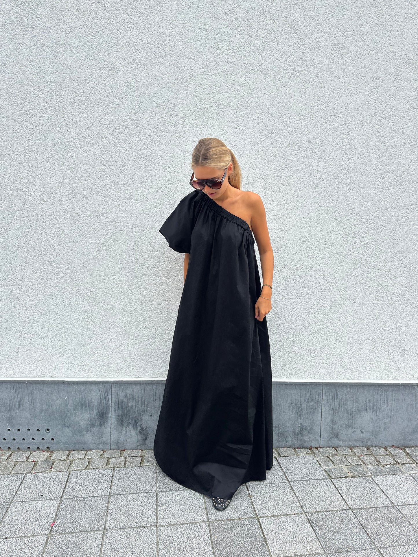 One shoulder dress black