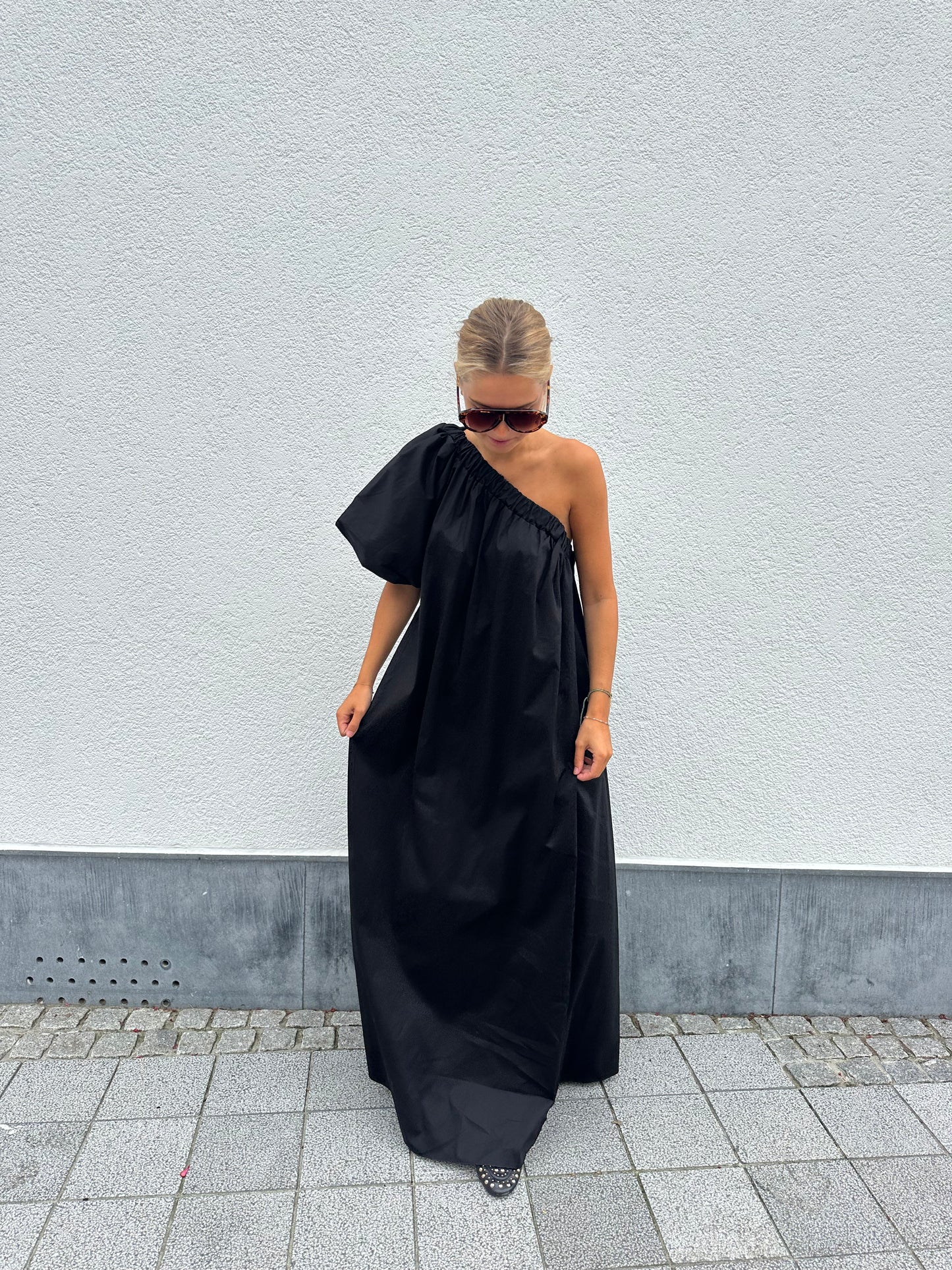 One shoulder dress black