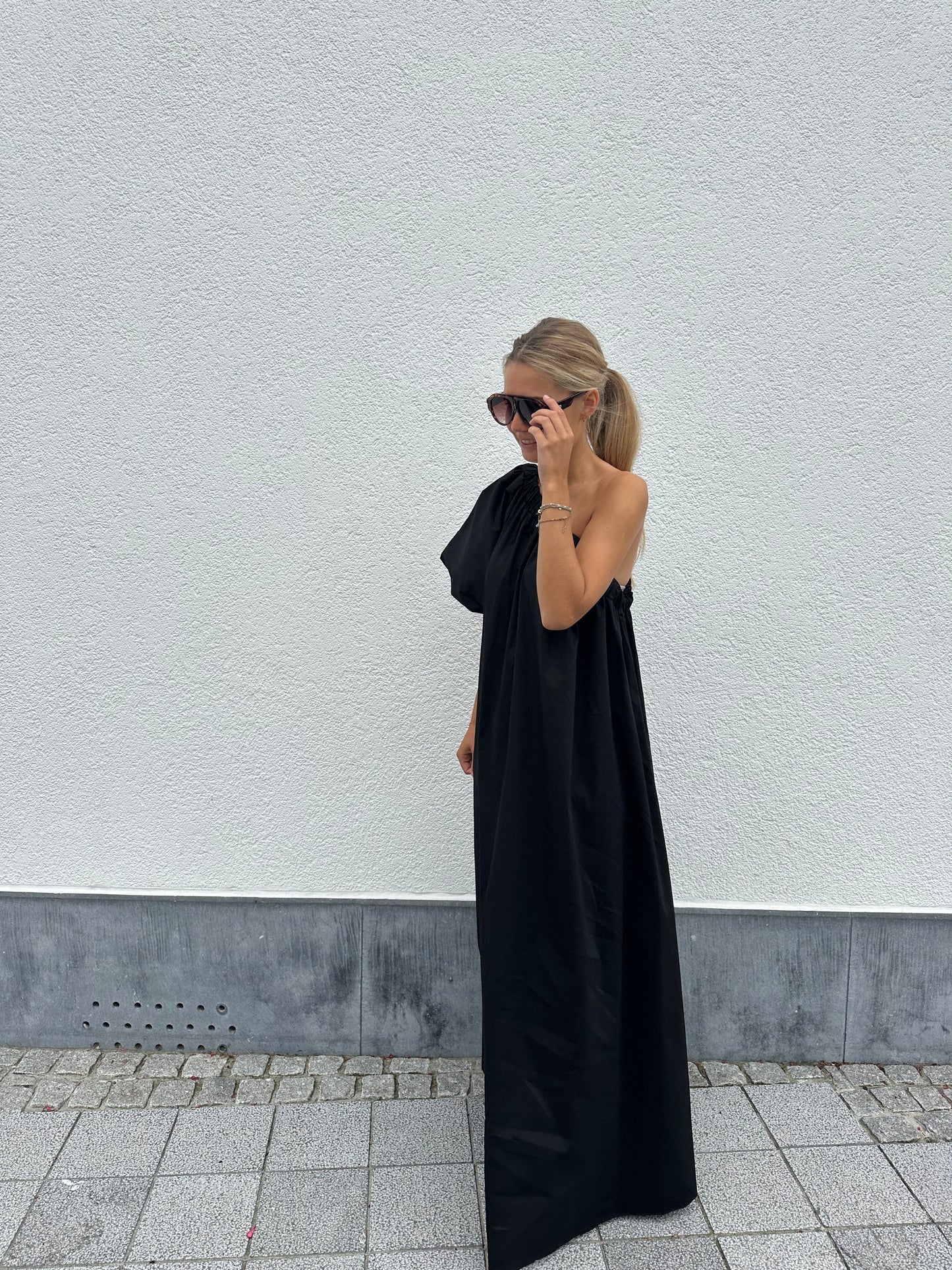 One shoulder dress black