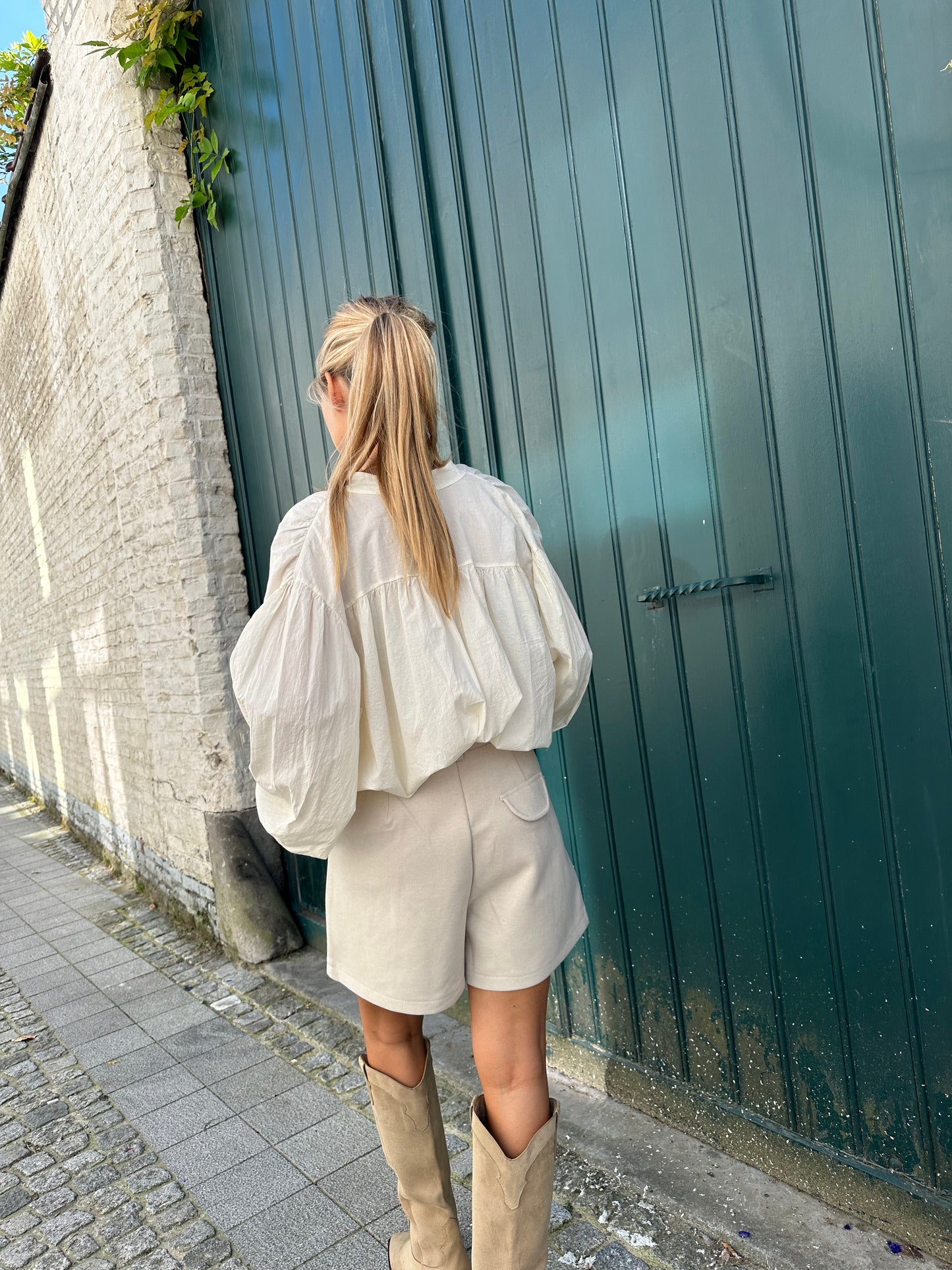Beige short