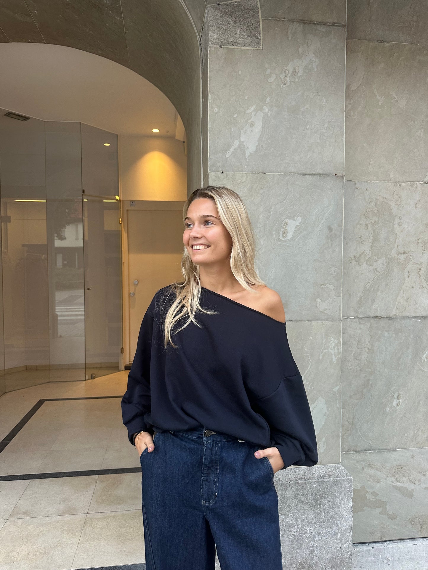 Off shoulder sweater - navy